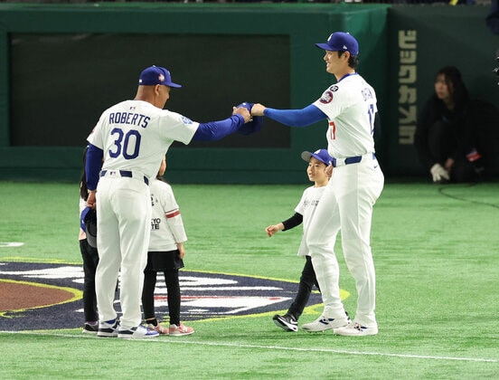 ロバーツ監督（左）と大谷翔平