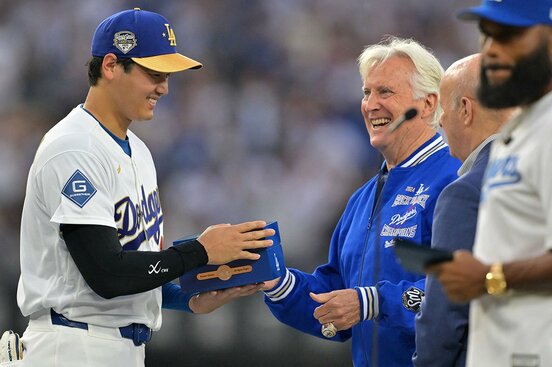 大谷翔平(左)に優勝リングを手渡すドジャースの球団オーナー、マーク・リチャード・ウォルター氏（ロイター）