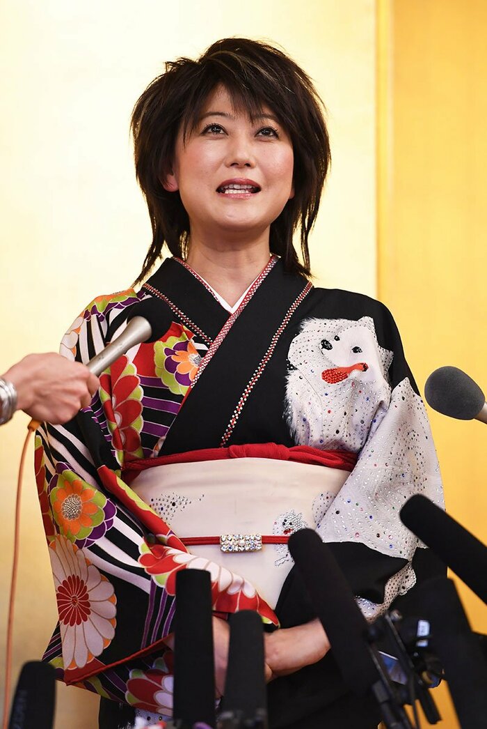 友近扮する演歌歌手の水谷千恵子