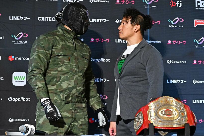 丸藤正道（右）の会見に乱入するM・P・I
