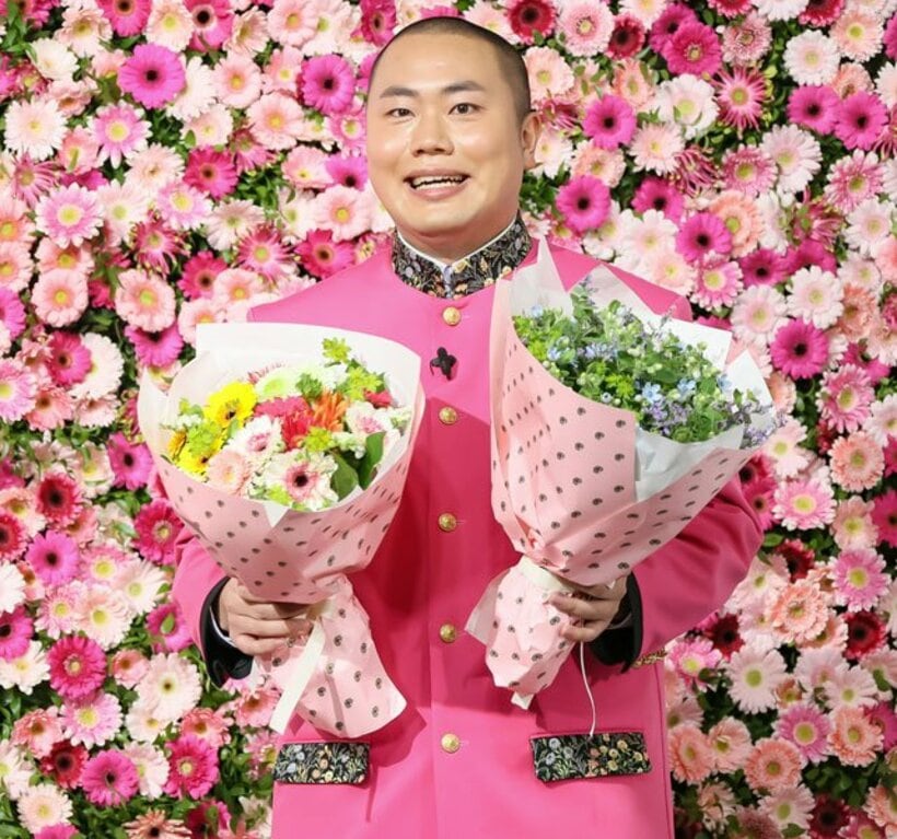  岡部が仲良しのメンバー２人の花束を贈った