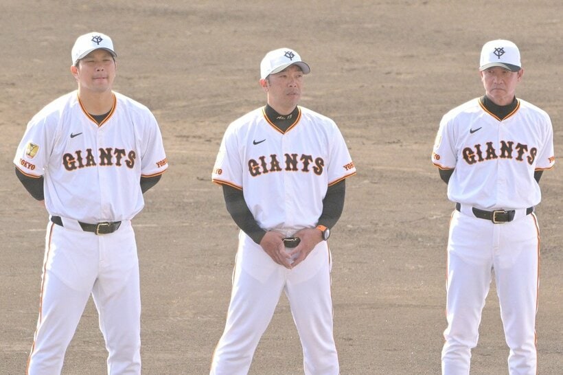 （左から）大城卓三、阿部慎之助監督、二岡智宏ヘッドコーチ