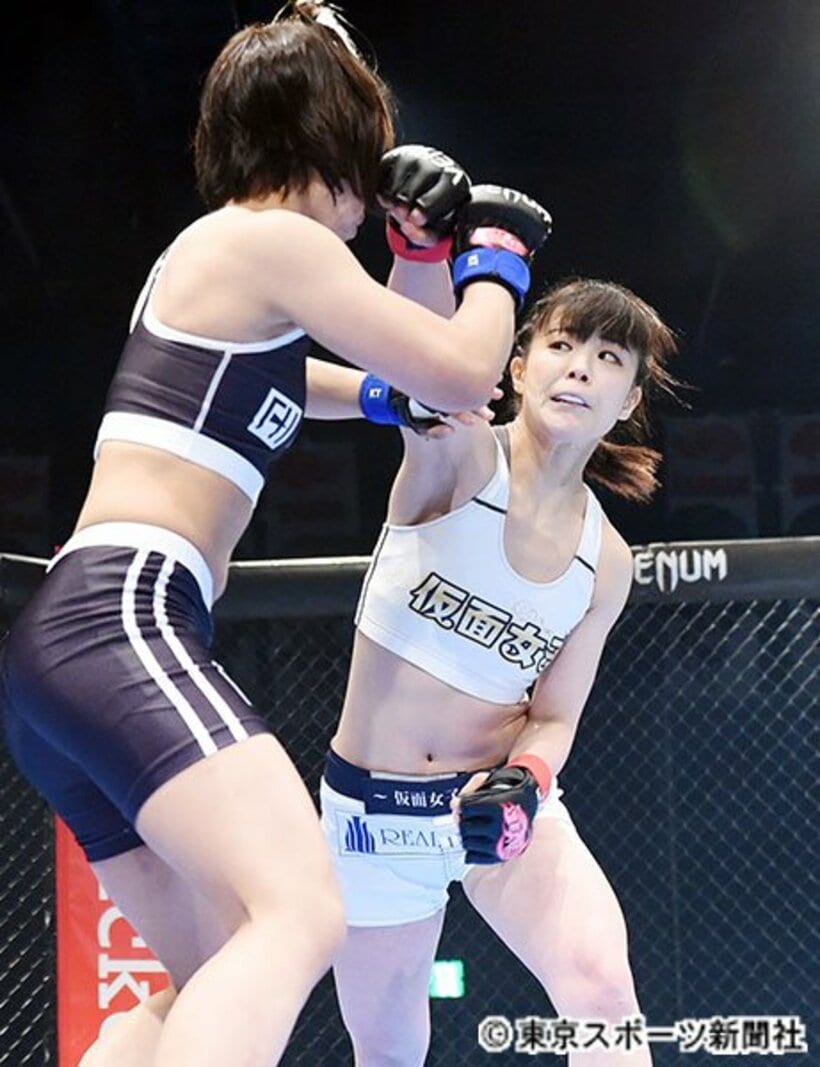  坂本美香（左）をＫＯした川村虹花