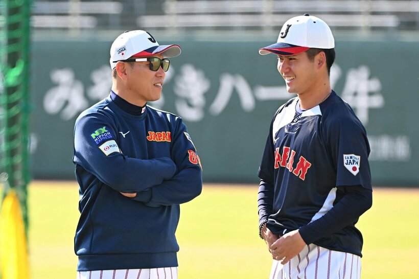 井端監督と話す金丸夢斗（右）