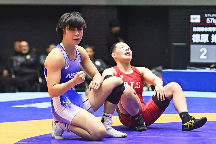 決勝であわやフォール負けの危機から、逆転で徳原姫花(右)に勝利した藤波朱理