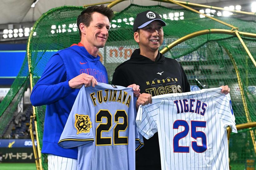 ユニフォームを交換するカブスのクレイグ・カウンセル監督（左）と阪神・藤川球児監督