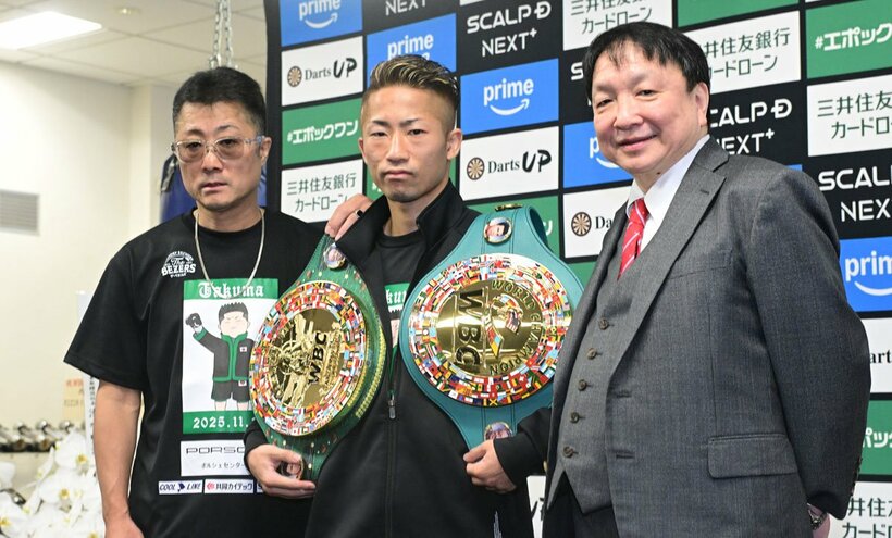 一夜明け会見を行った（左から）井上真吾トレーナー、井上拓真、大橋秀行会長