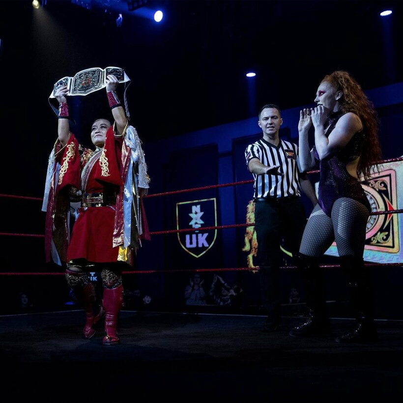  この後、里村(左)はアイラ(右)にベルトを奪われてしまった(©2022 WWE, Inc. All Rights Reserved.)