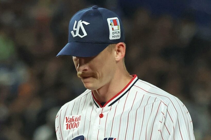 肩を落とすヤクルト先発のウォルターズ