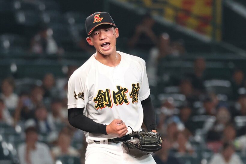 試合をきっちり締めガッツポーズをする創成館先発・森下翔太