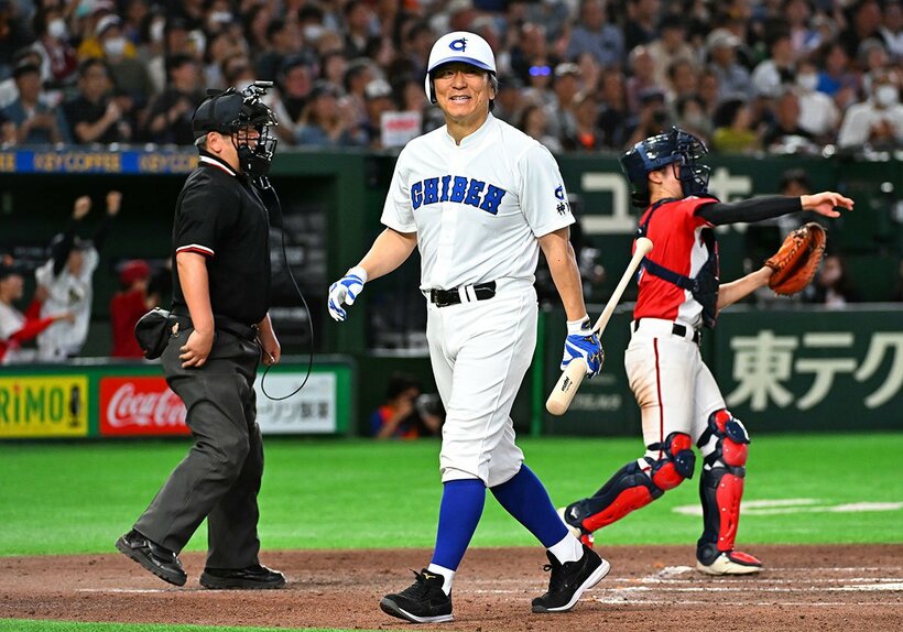 ８回の打席で見逃し三振に倒れ、苦笑いの松井秀喜氏(中)