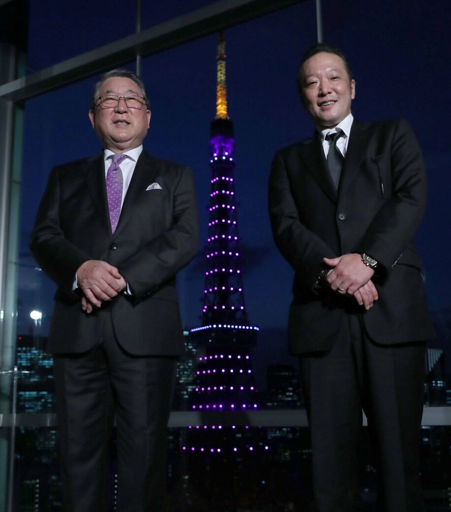 ライトアップされた東京タワーの前に立つ加藤和也氏（右）と徳光和夫