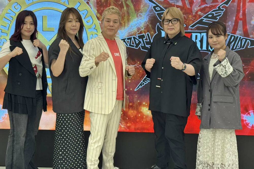 （左から）里奈、井上貴子、神取忍、堀田祐美子、叶ミク