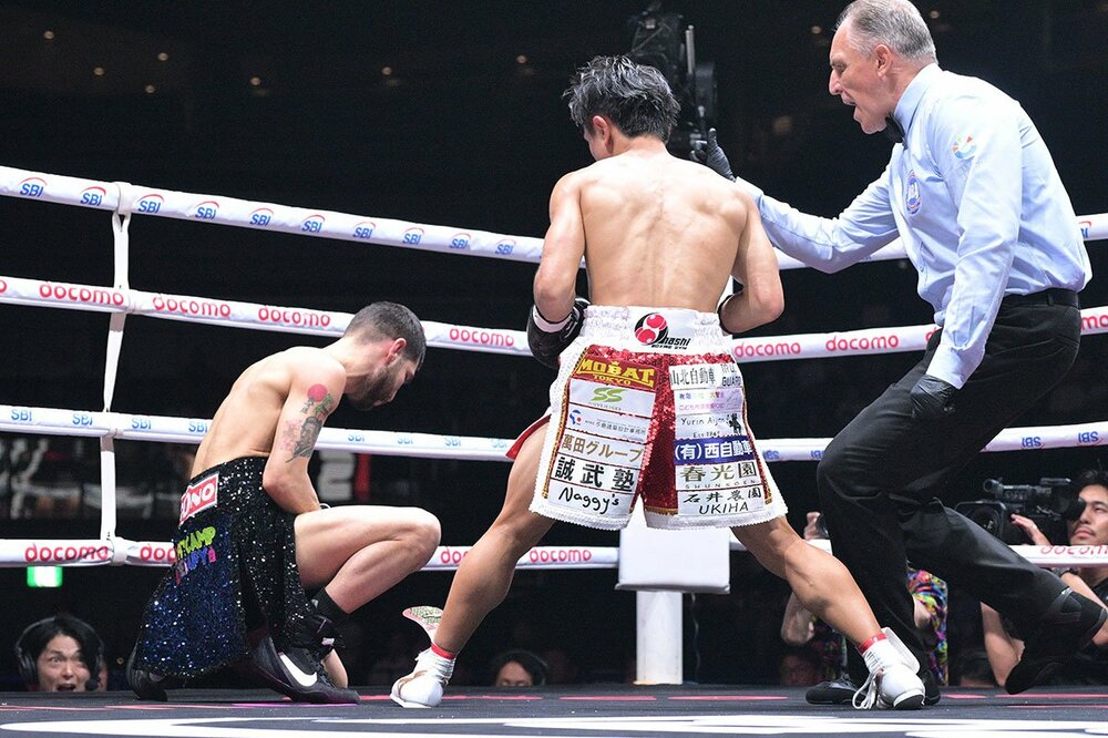 メンデス(左)からダウンを奪う石井武志