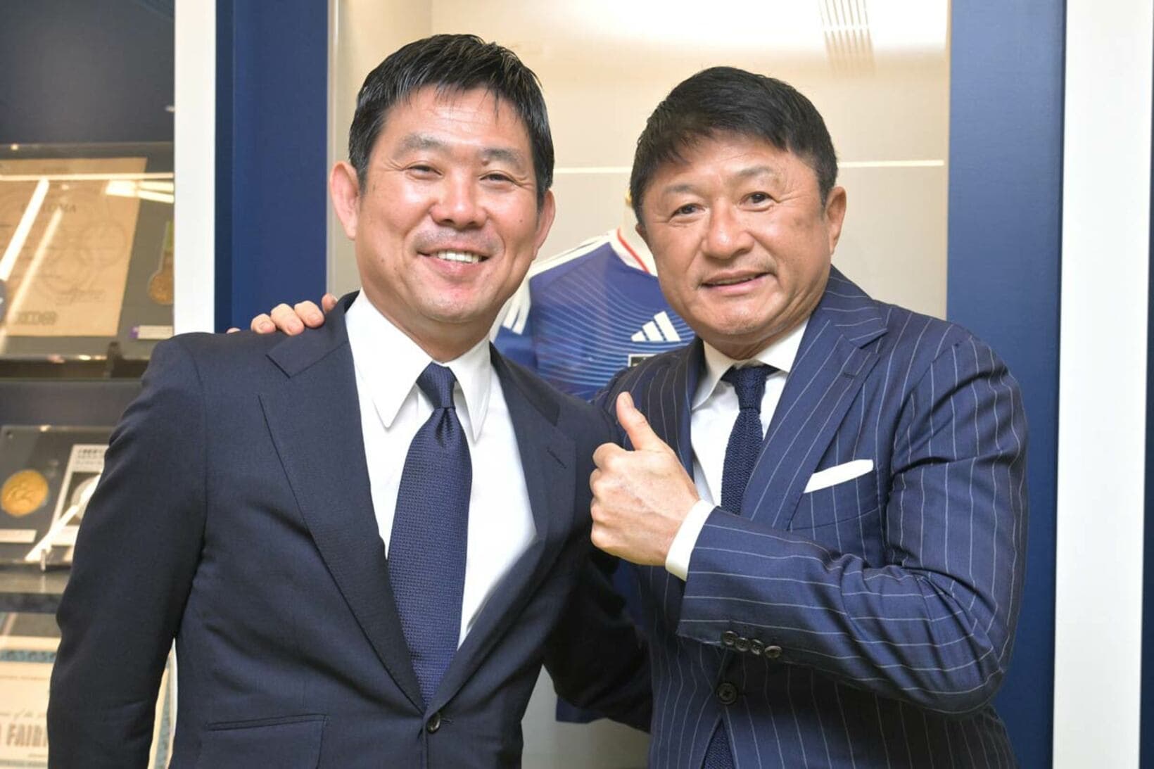 武田修宏氏と肩を組む森保監督
