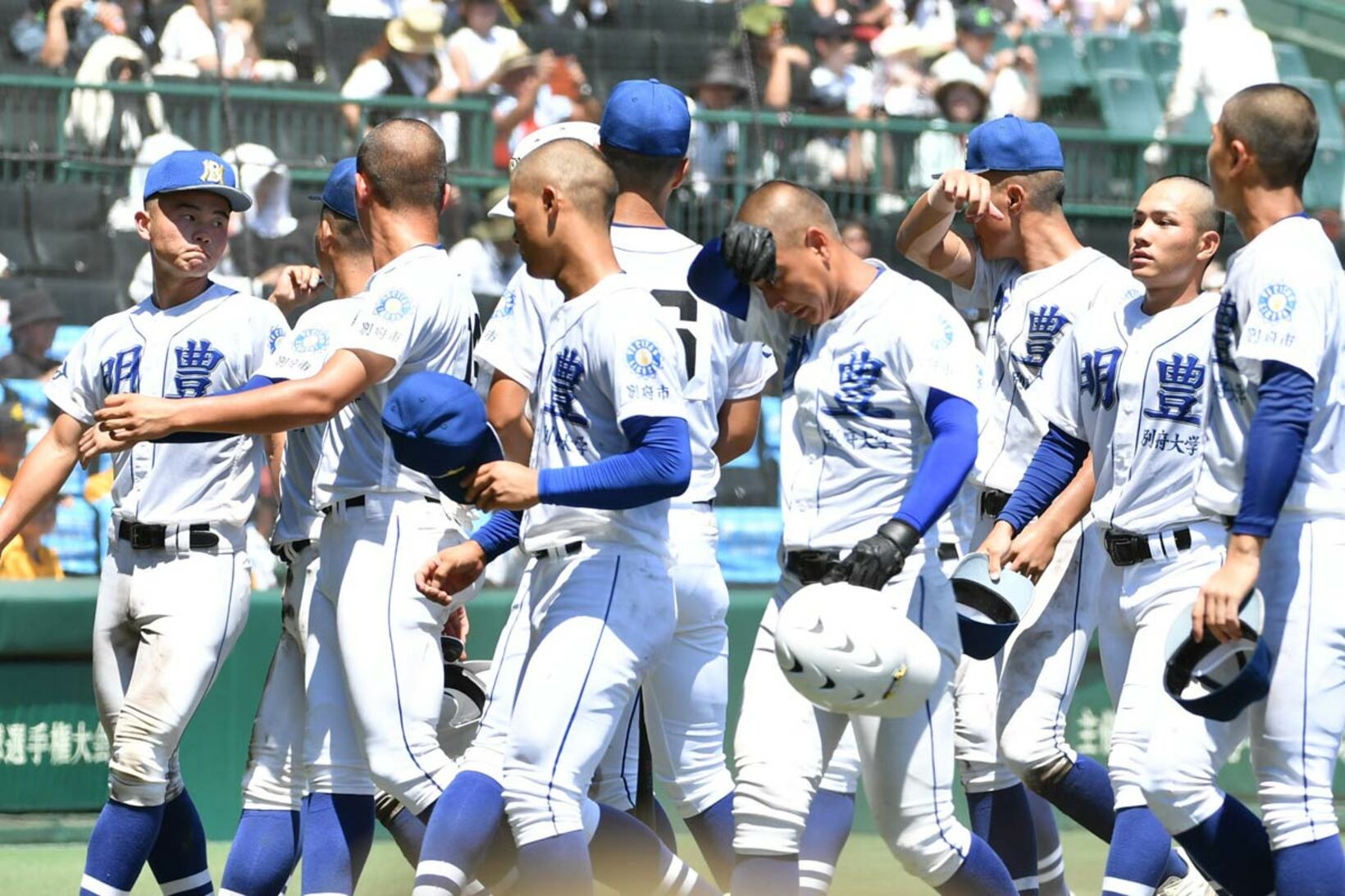 悔しさをにじませる明豊ナイン