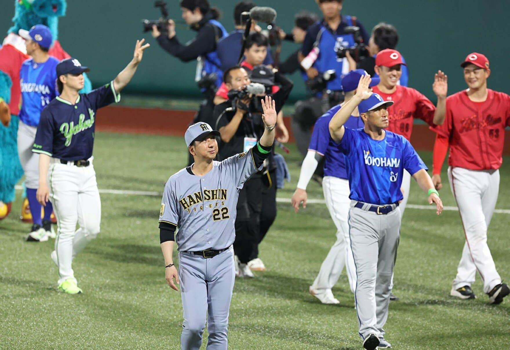 球宴第２戦に勝利し観客に手を振る藤川監督