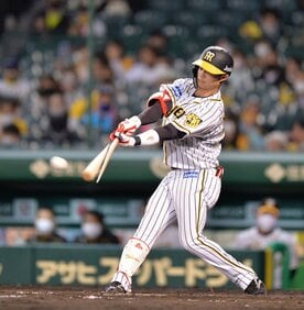  中野はバットを折られながらも適時二塁打を放った