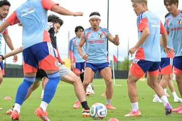 長友佑都（中）が堂安律（手前右）に太鼓判