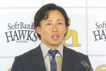 契約更改終えた、安どの表情のフトバンク・野村勇