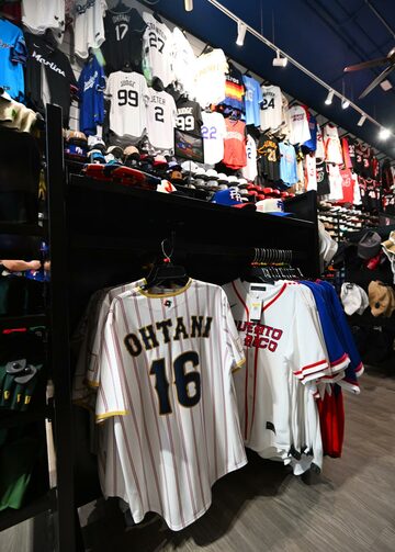 マイアミビーチのスポーツ用品店「Lids」で販売されている大谷翔平の日本代表ユニフォーム（左下）　