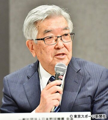  会見する斉藤惇コミッショナー