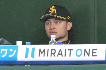降板後、ベンチで戦況を見つめたソフトバンク・徐若熙