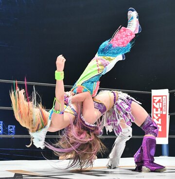  岩谷(左)をスープレックスで投げる中野たむ（東スポWeb）