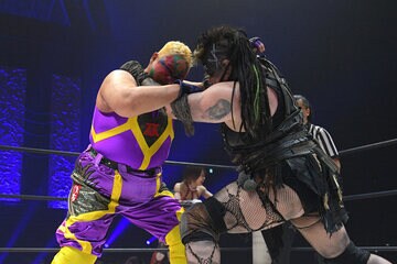 激しく組み合うマックス・ジ・インペイラー（右）とアジャコング