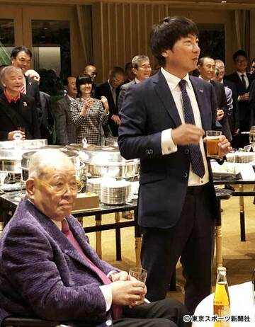  ヤクルトＯＢ会で乾杯をする野村氏（左）と高津監督