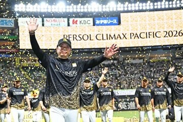 試合後、ファンの声援に応えるソフトバンク・小久保監督(手前)