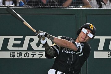 辰己涼介から受け取った楽天カードマンのサングラスを着用する柳田悠岐