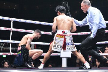 メンデス（左）からダウンを奪う石井武志