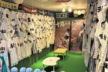 店内には〝奇跡の瞬間〟の顔出しパネルも