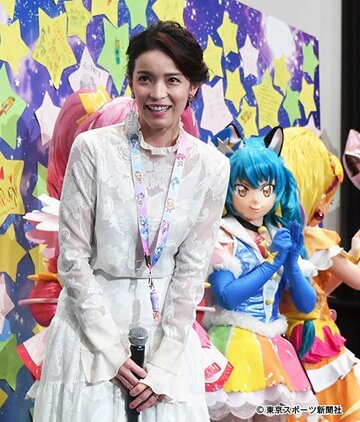  初日舞台あいさつを行った知念里奈