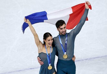 アイスダンスの優勝を喜ぶ仏代表のロランス・フルニエボードリ(右)と、ギヨーム・シゼロンだったが…（ロイター）