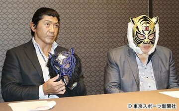  ブラック・タイガーＪｒ．の覆面を脱いだ船木誠勝（左）と初代タイガーマスク