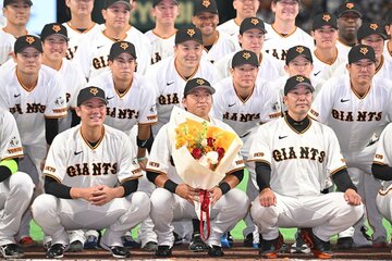 長野久義氏(前列中央)と記念撮影を行った巨人ナインと阿部監督(同右)