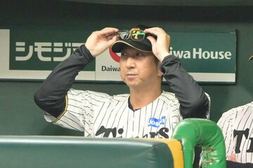 劣勢に虚ろな表情の阪神・藤川監督