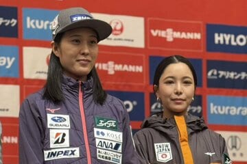 Ｗ杯を前に会見に臨んだ丸山希(左)と高梨沙羅