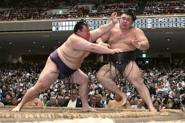美ノ海に押し出され３敗目を喫した霧島（右）