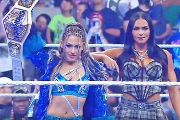 入場時は防衛に自信満々ジュリア(左)とキアナ・ジェームズだったが…（©AbemaTV, Inc.）