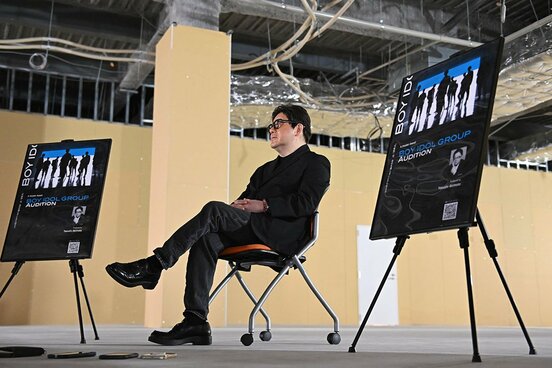 常設劇場建設現場で囲み取材を受ける秋元康氏