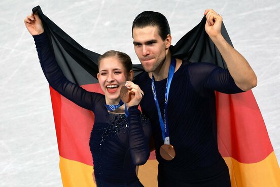 銅メダルを獲得したミネルバファビエンヌ・ハゼ（左）、ニキータ・ボロディン組（ロイター）