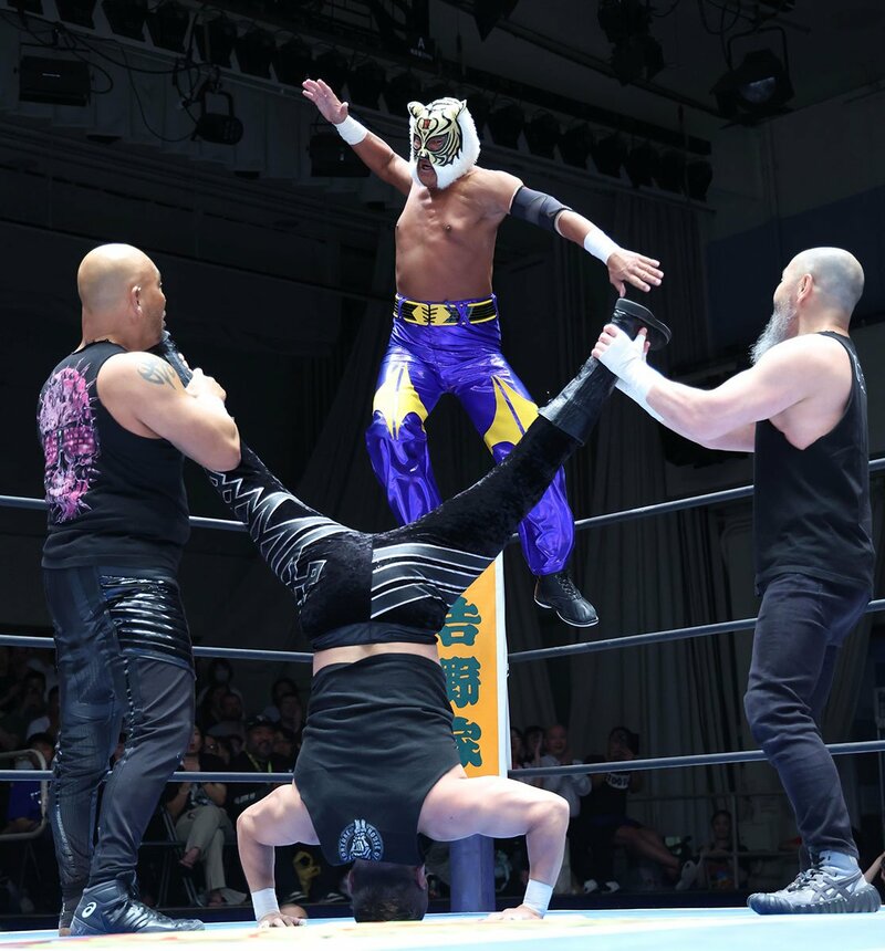 金丸義信(下)に掟破りの金的チョップを放つタイガーマスク