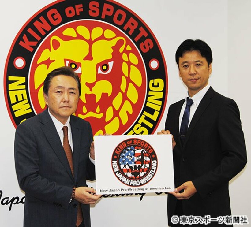  菅林直樹新日本プロレス取締役会長(左)と米国の新会社CEOに就任する大張高己氏