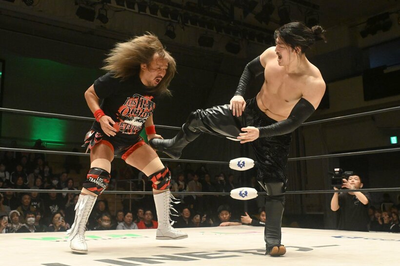 内藤哲也（左）に蹴りを入れるOZAWA