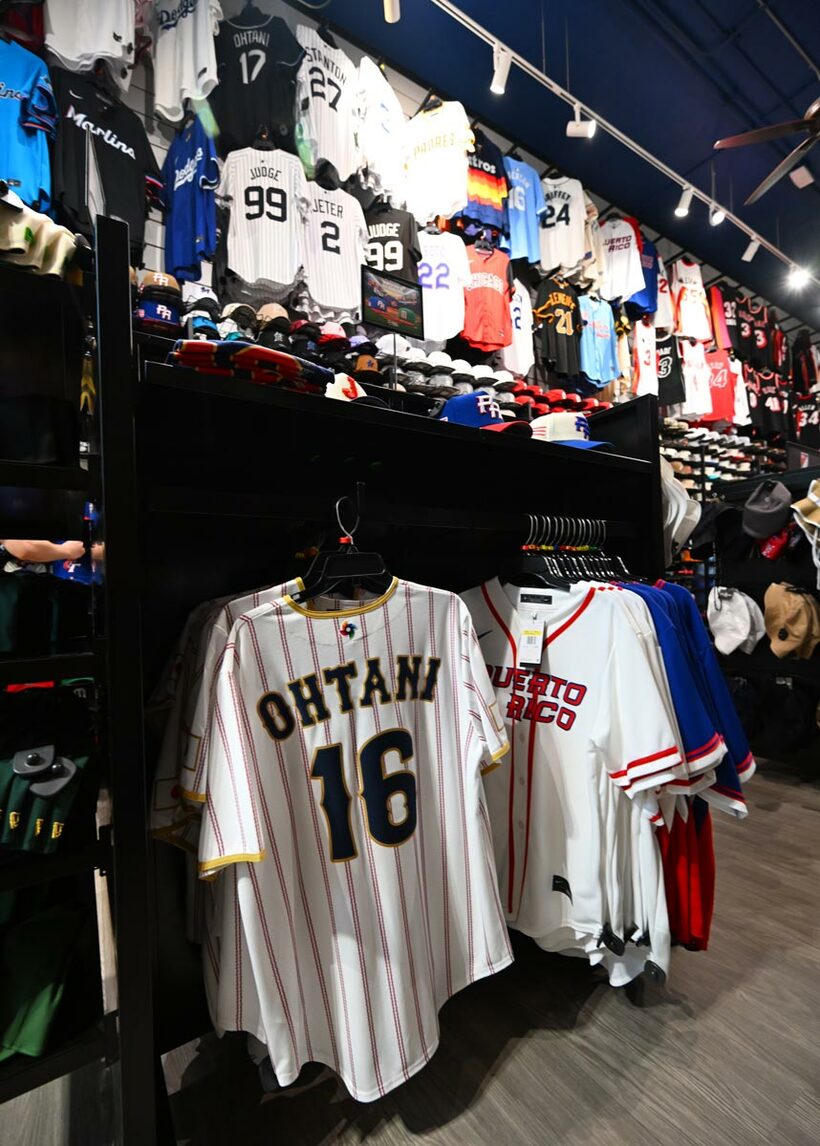 マイアミビーチのスポーツ用品店「Lids」で販売されている大谷翔平の日本代表ユニフォーム（左下）　