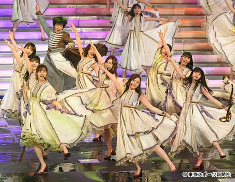  乃木坂４６とパフォーマンスをした内村光良（左上）
