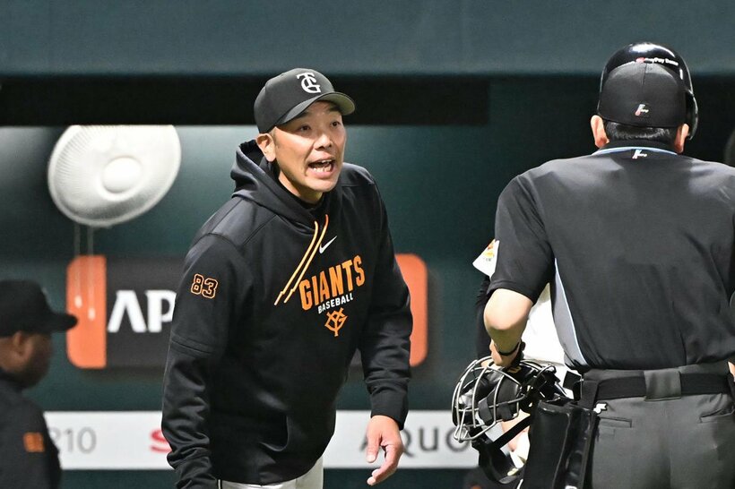 投手交代を告げる巨人・阿部監督